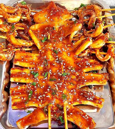 轰炸大鱿鱼技术培训班哪里好？蜀味缘小吃培训学校专业解析