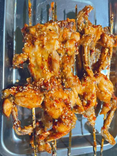 烧烤牛蛙技术培训班在哪里学？蜀味缘小吃培训学校专业解答